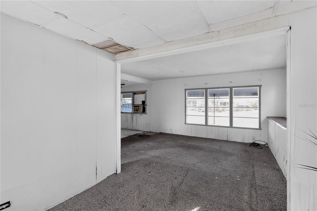 For Sale: $109,000 (2 beds, 1 baths, 564 Square Feet)