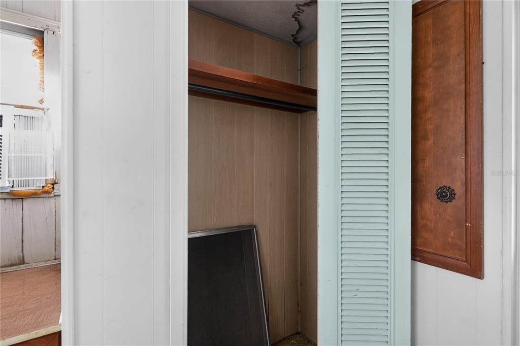 For Sale: $109,000 (2 beds, 1 baths, 564 Square Feet)