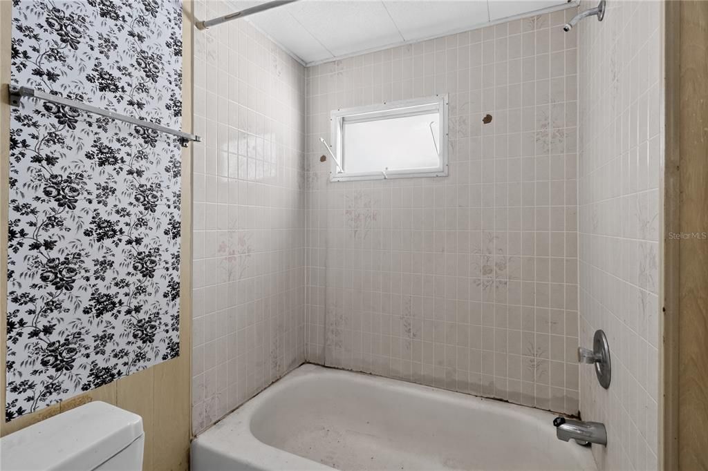 For Sale: $109,000 (2 beds, 1 baths, 564 Square Feet)