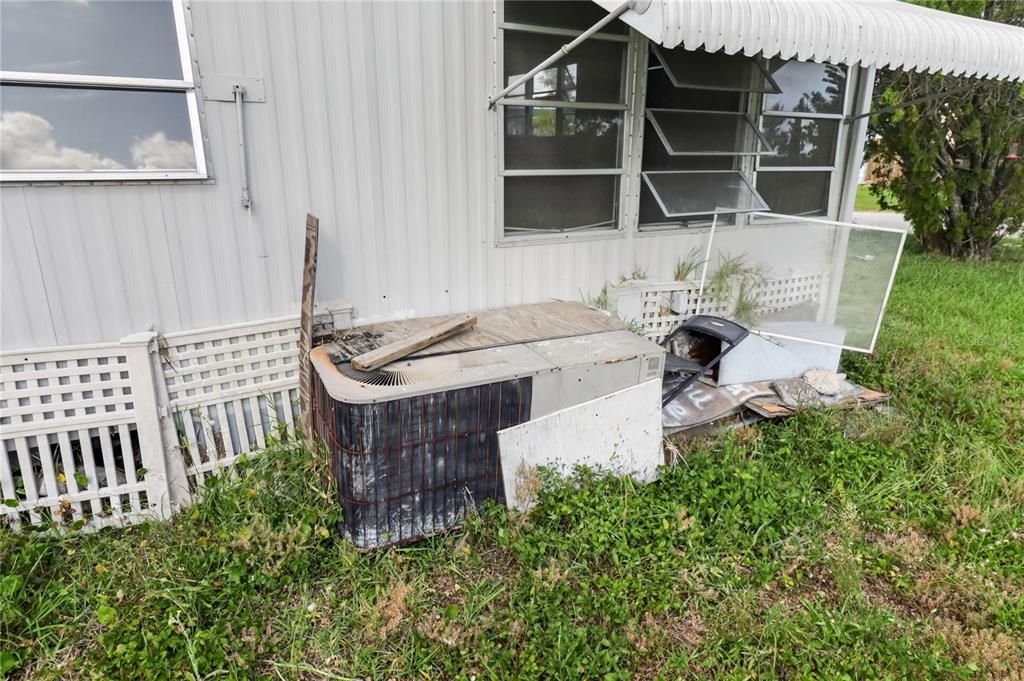 For Sale: $109,000 (2 beds, 1 baths, 564 Square Feet)