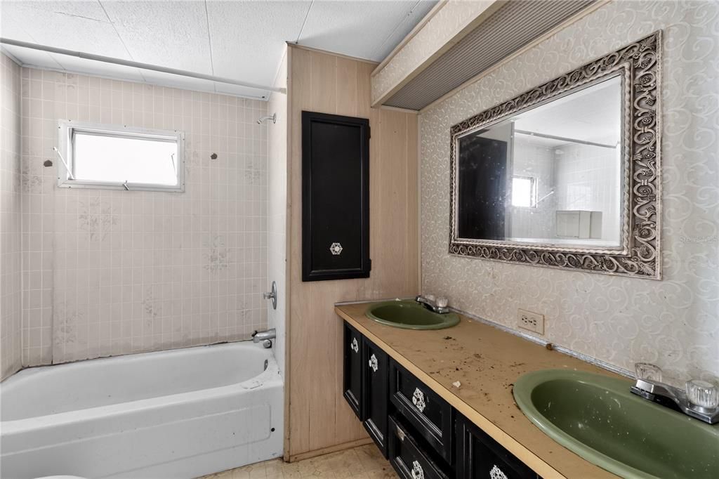 For Sale: $109,000 (2 beds, 1 baths, 564 Square Feet)