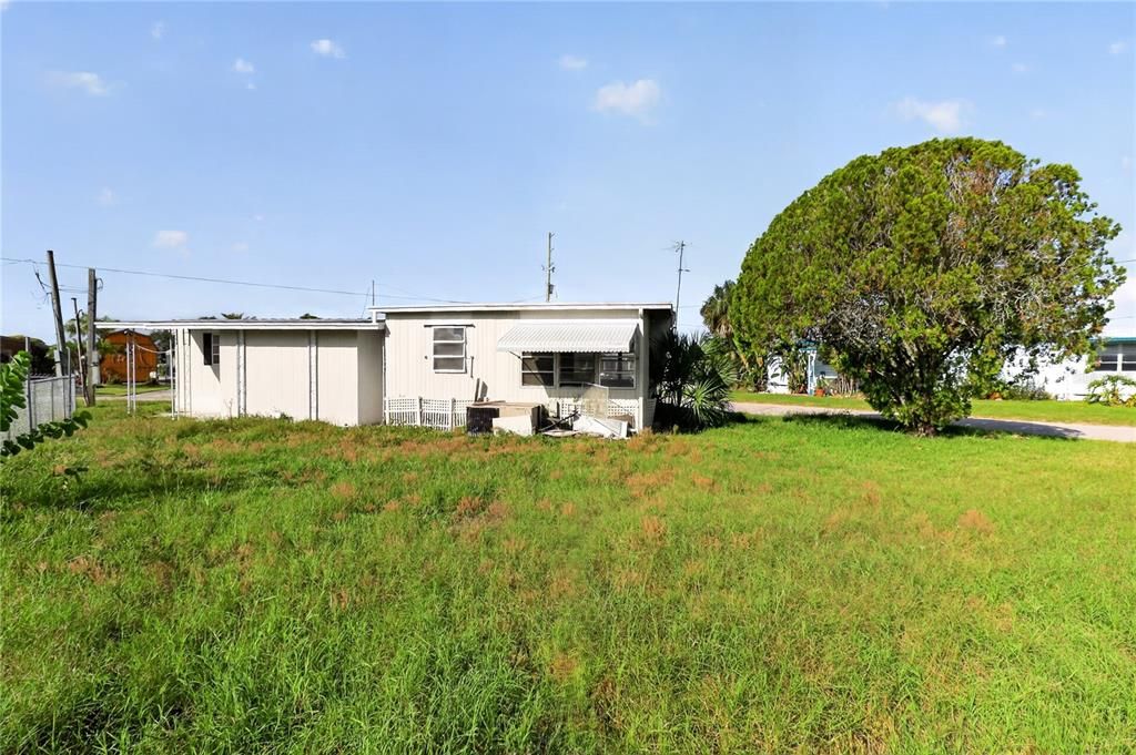 For Sale: $109,000 (2 beds, 1 baths, 564 Square Feet)