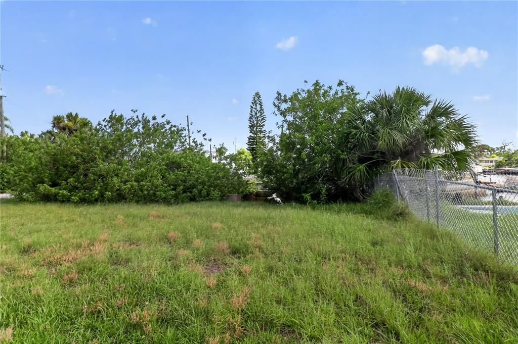 For Sale: $109,000 (2 beds, 1 baths, 564 Square Feet)