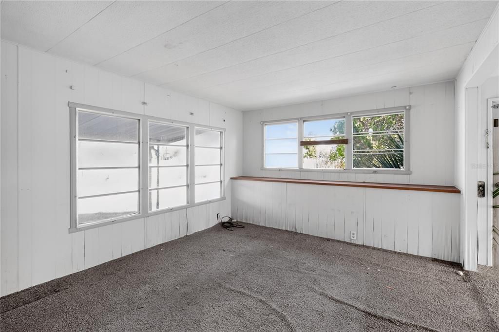 For Sale: $109,000 (2 beds, 1 baths, 564 Square Feet)