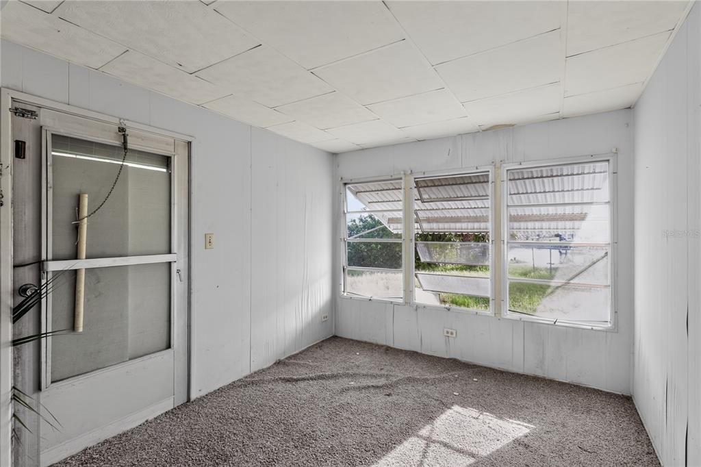 For Sale: $109,000 (2 beds, 1 baths, 564 Square Feet)