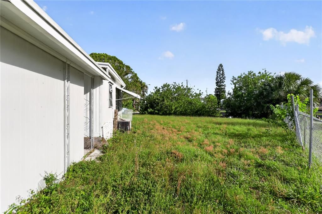 For Sale: $109,000 (2 beds, 1 baths, 564 Square Feet)