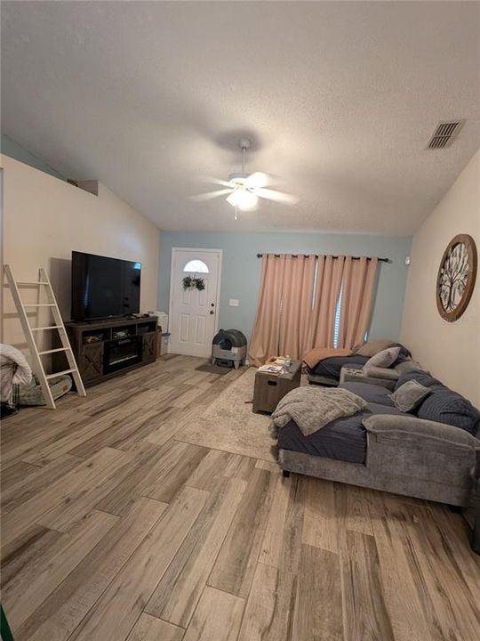 For Sale: $295,000 (3 beds, 2 baths, 1346 Square Feet)