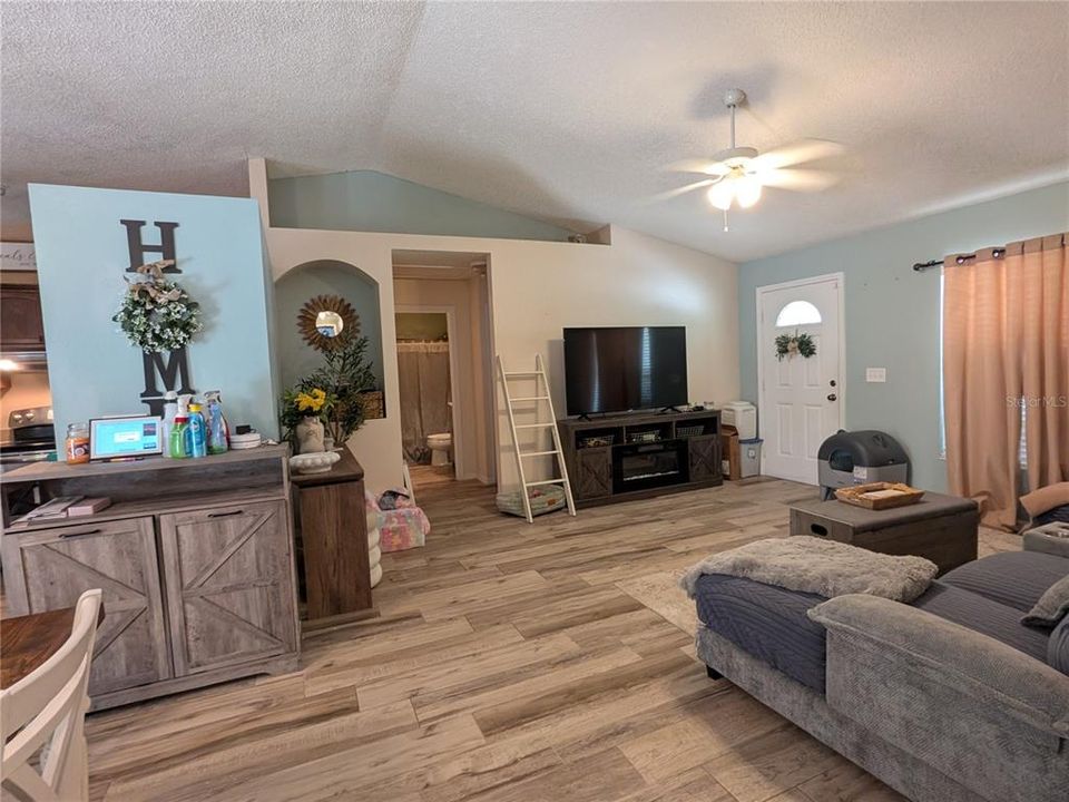 For Sale: $295,000 (3 beds, 2 baths, 1346 Square Feet)