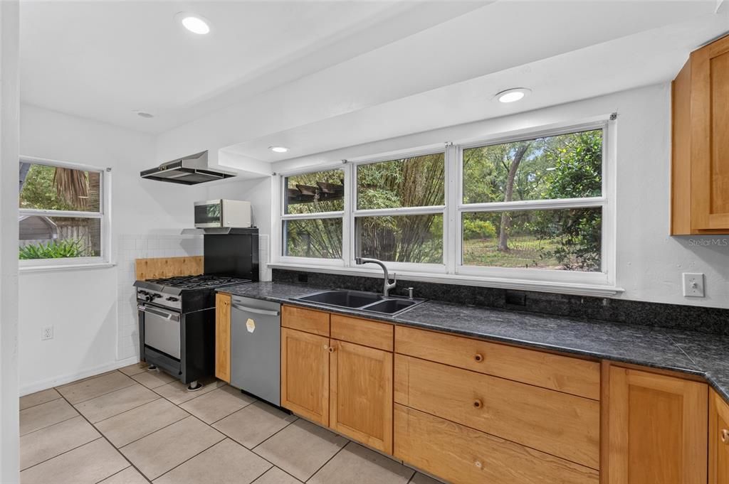 En Venta: $399,900 (3 camas, 2 baños, 2081 Pies cuadrados)