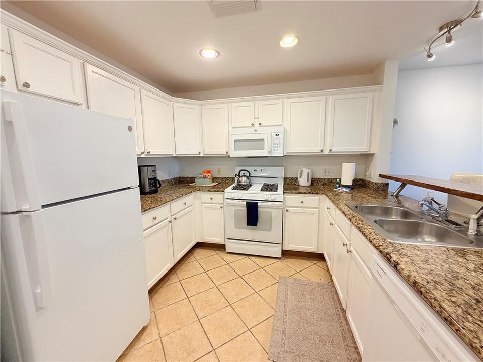 For Sale: $199,000 (1 beds, 1 baths, 823 Square Feet)