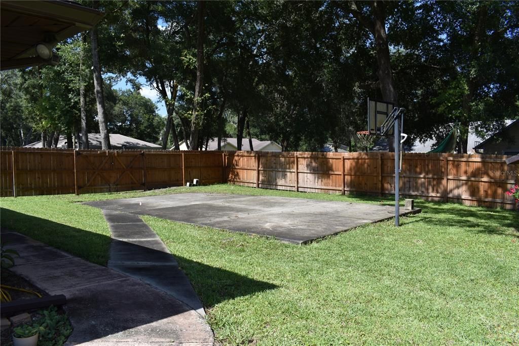 For Sale: $349,900 (4 beds, 2 baths, 1605 Square Feet)