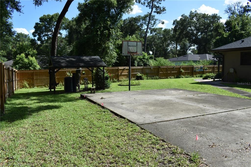 For Sale: $349,900 (4 beds, 2 baths, 1605 Square Feet)