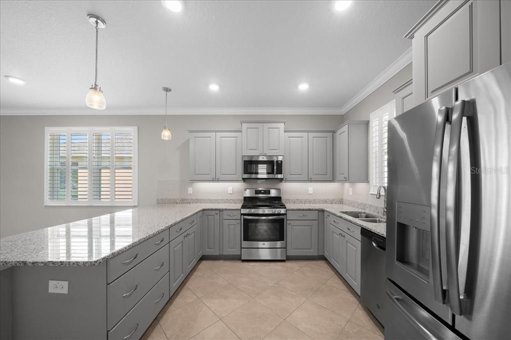 For Sale: $279,900 (2 beds, 2 baths, 1469 Square Feet)