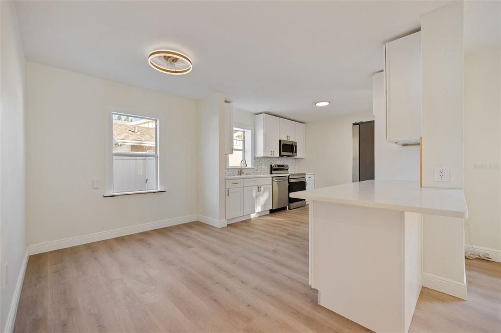В аренду: $3,490 (3 спален, 2 ванн, 1330 Квадратных фут)