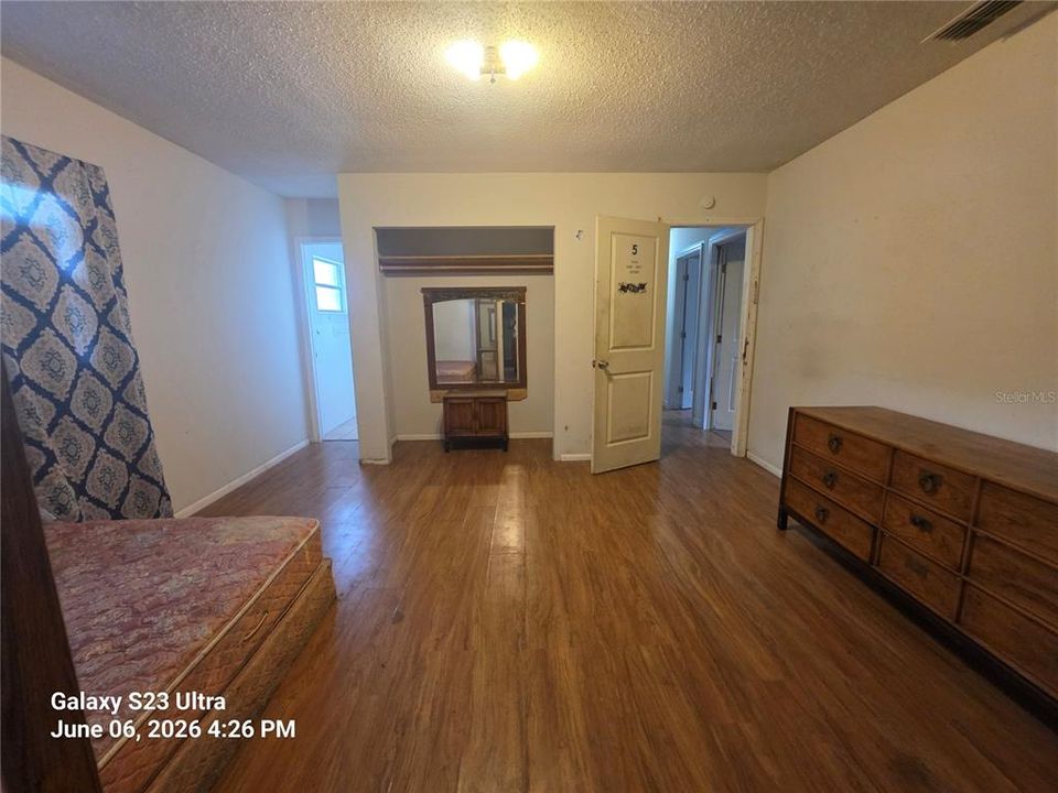 На продажу: $199,000 (5 спален, 3 ванн, 1800 Квадратных фут)