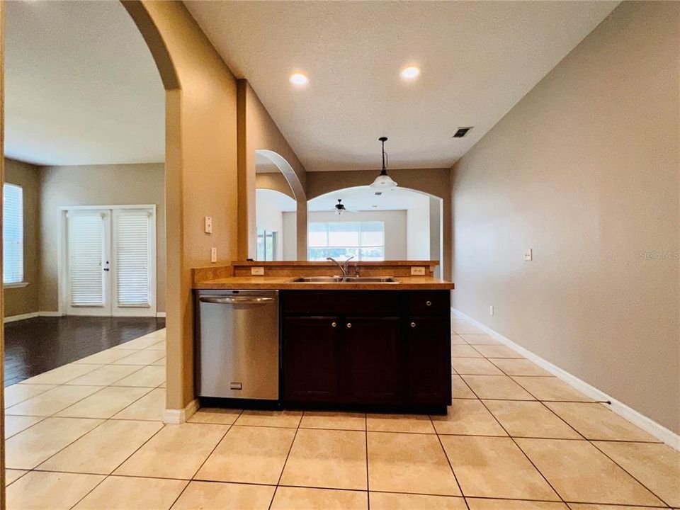 En Venta: $329,900 (3 camas, 2 baños, 2268 Pies cuadrados)