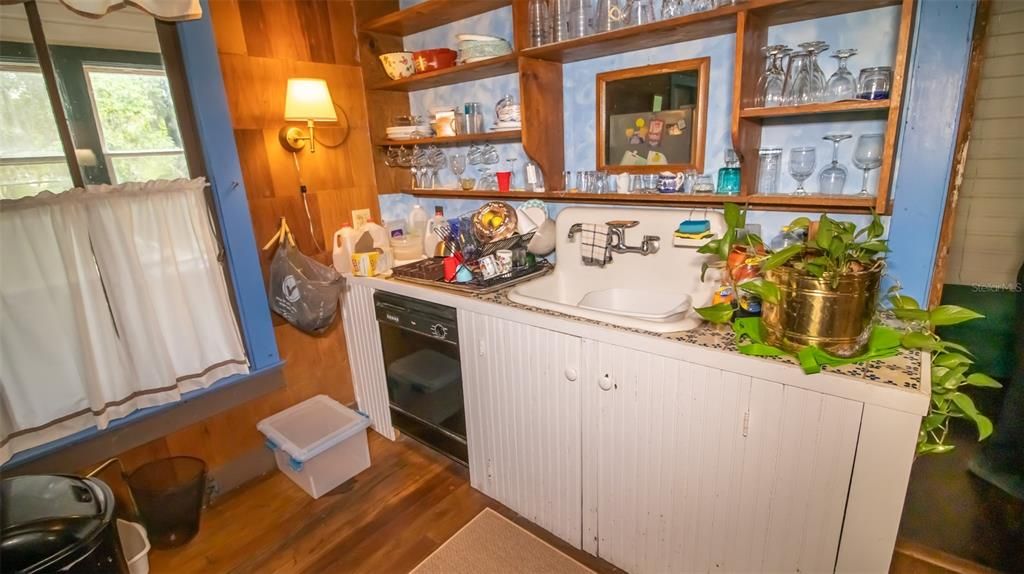 На продажу: $375,000 (10 спален, 2 ванн, 6111 Квадратных фут)