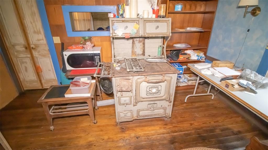 На продажу: $375,000 (10 спален, 2 ванн, 6111 Квадратных фут)