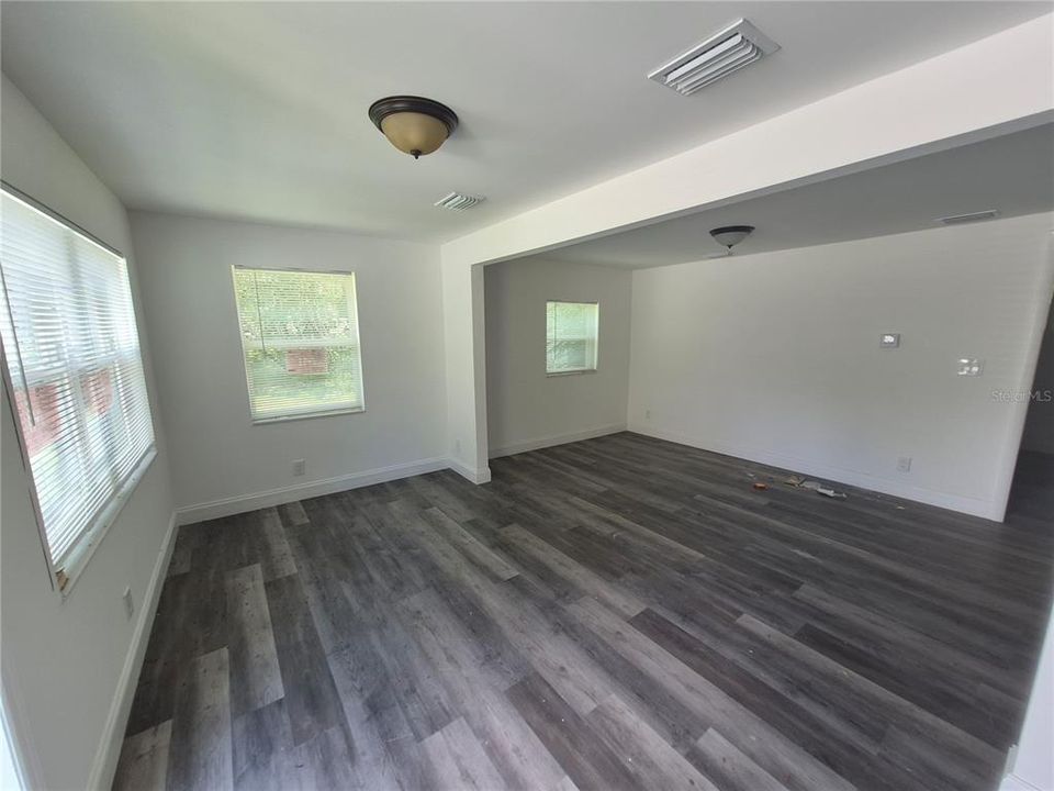 For Sale: $149,900 (2 beds, 1 baths, 783 Square Feet)