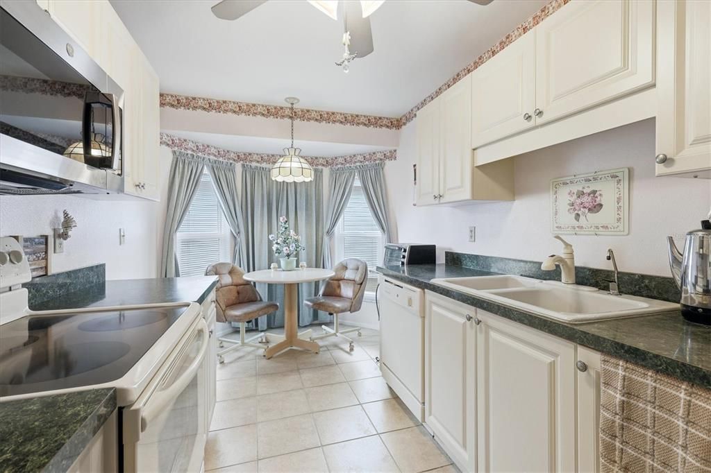 На продажу: $329,000 (3 спален, 2 ванн, 1331 Квадратных фут)
