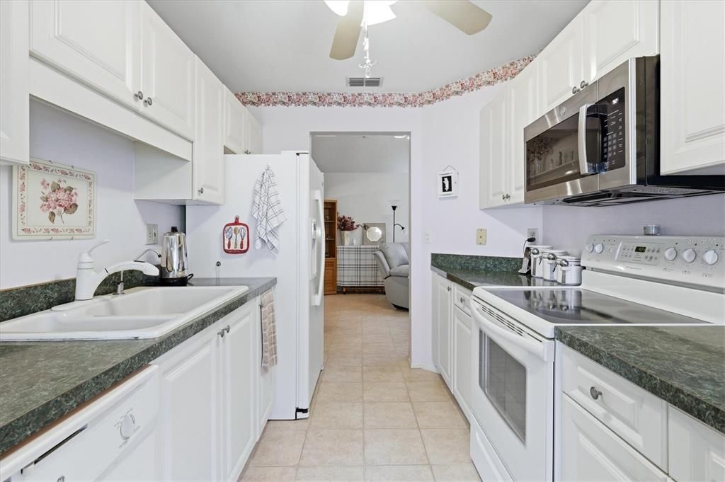 На продажу: $329,000 (3 спален, 2 ванн, 1331 Квадратных фут)