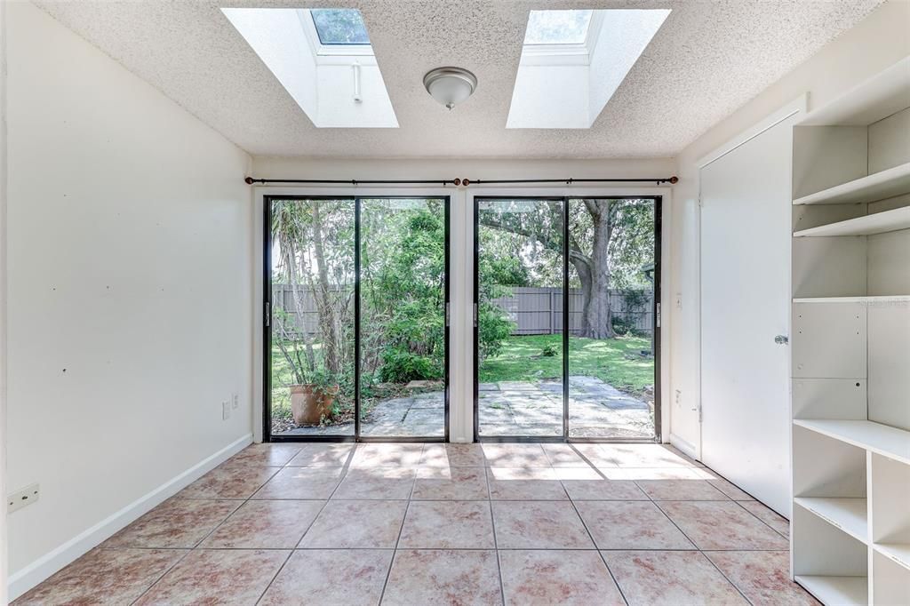 En Venta: $295,000 (3 camas, 2 baños, 1406 Pies cuadrados)