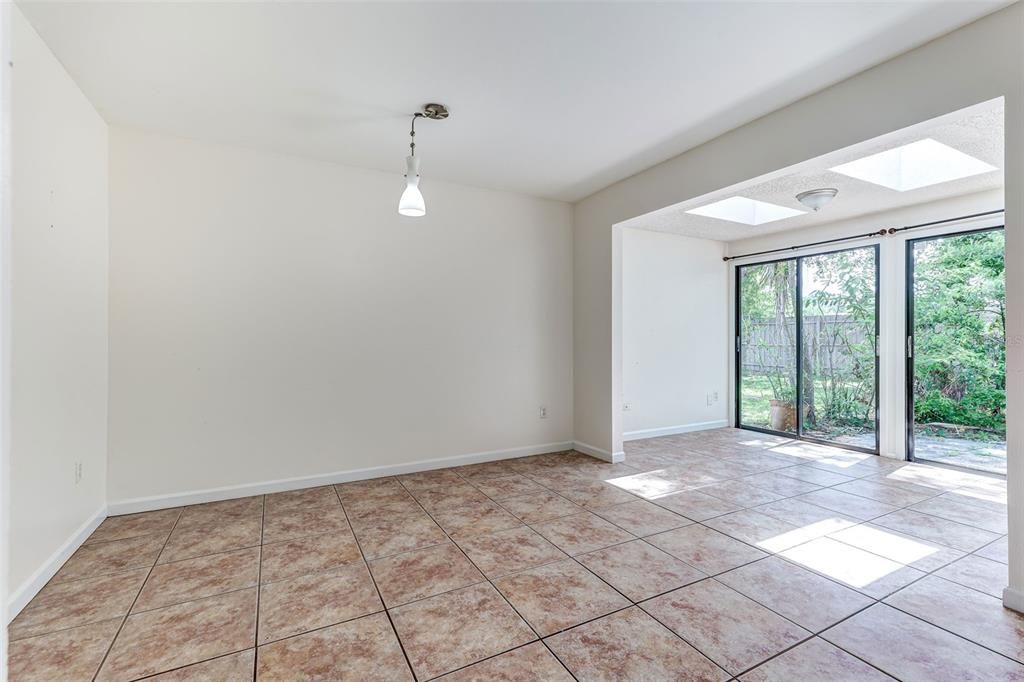 En Venta: $295,000 (3 camas, 2 baños, 1406 Pies cuadrados)
