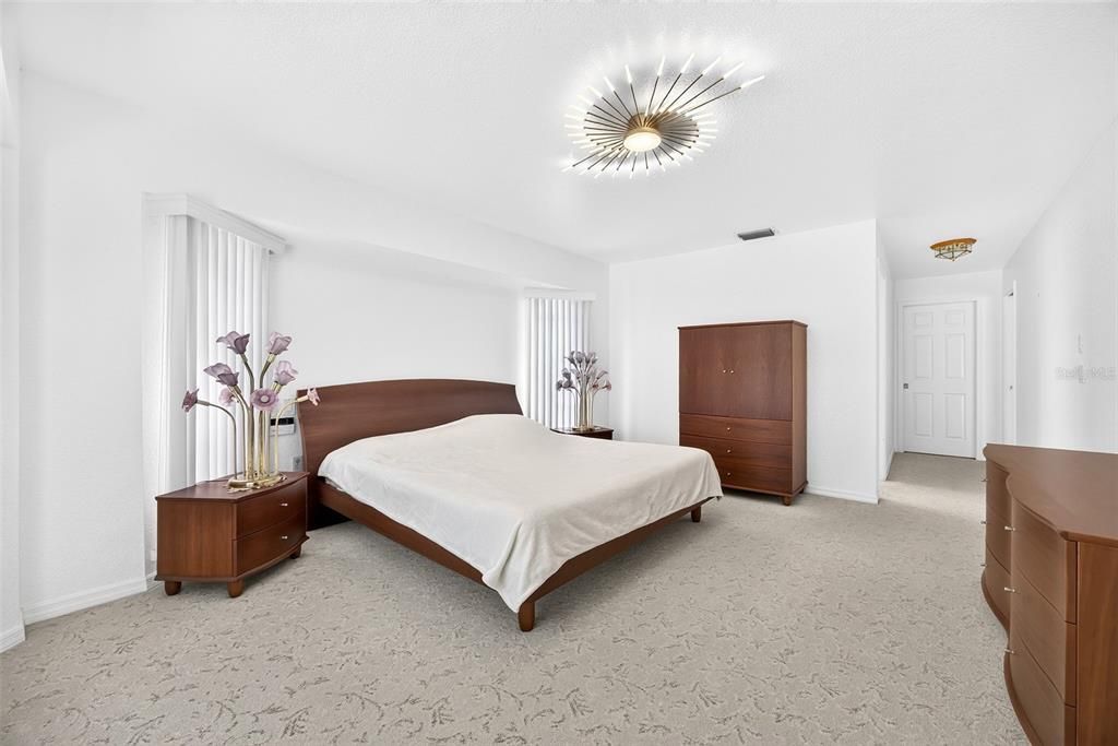Под контрактом: $399,900 (3 спален, 2 ванн, 2310 Квадратных фут)