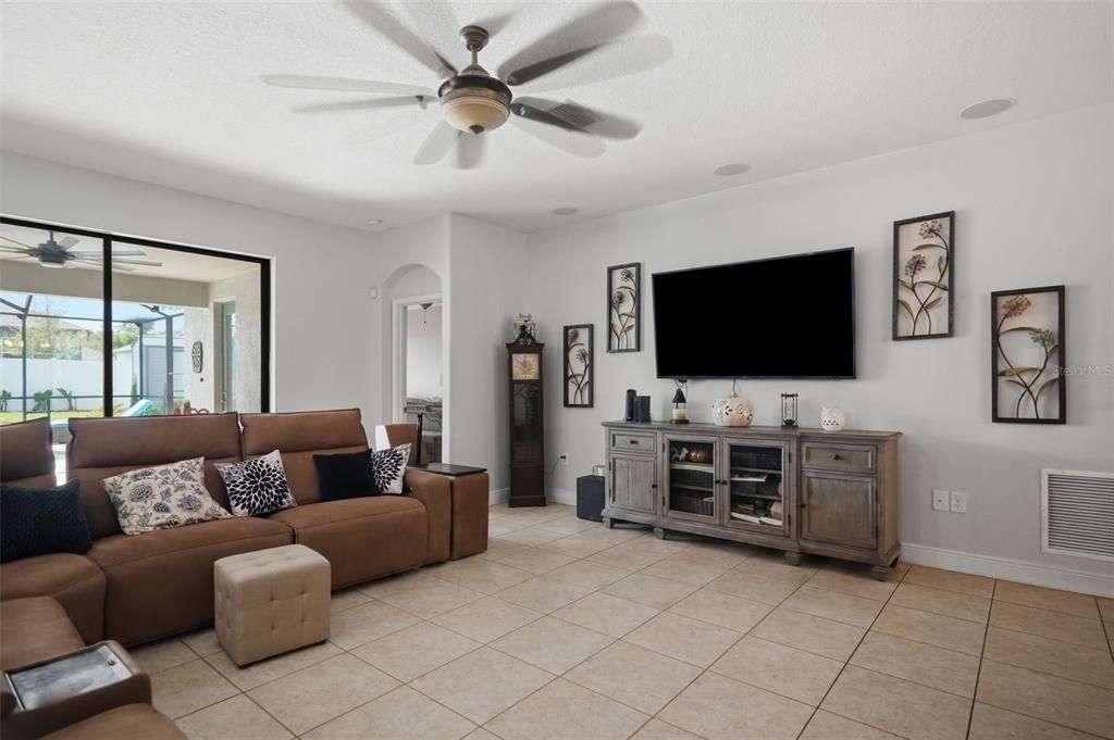 For Sale: $624,000 (5 beds, 5 baths, 3291 Square Feet)