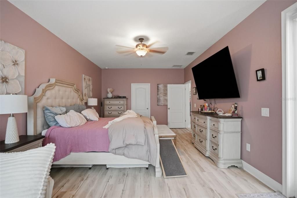 For Sale: $624,000 (5 beds, 5 baths, 3291 Square Feet)