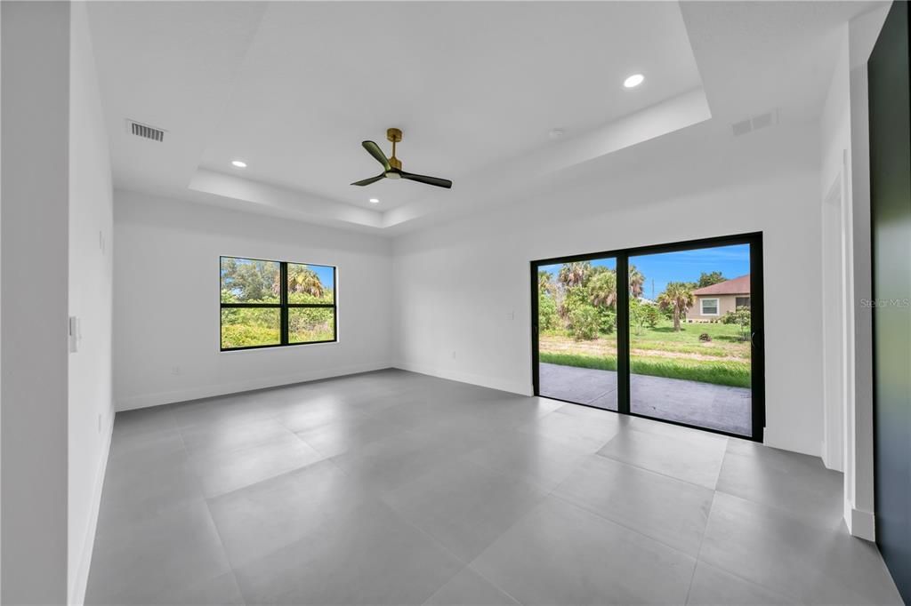 En Venta: $469,900 (4 camas, 3 baños, 2401 Pies cuadrados)