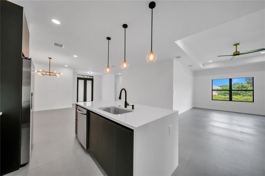 En Venta: $469,900 (4 camas, 3 baños, 2401 Pies cuadrados)