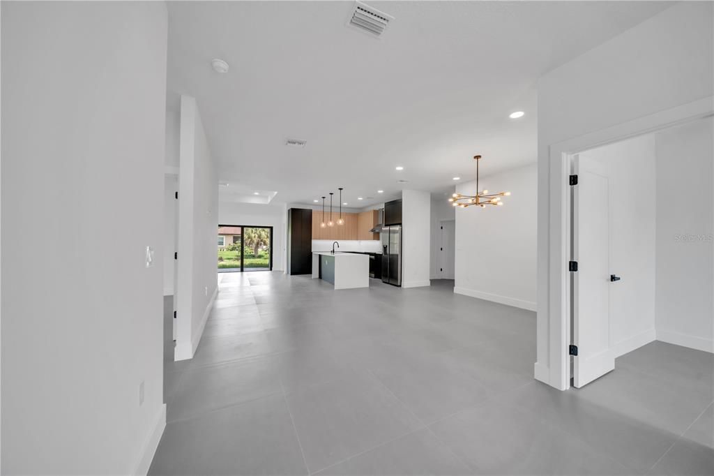 En Venta: $469,900 (4 camas, 3 baños, 2401 Pies cuadrados)