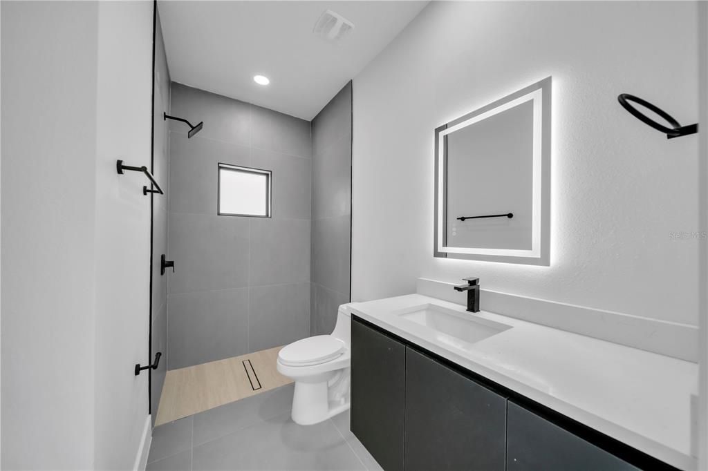 En Venta: $469,900 (4 camas, 3 baños, 2401 Pies cuadrados)
