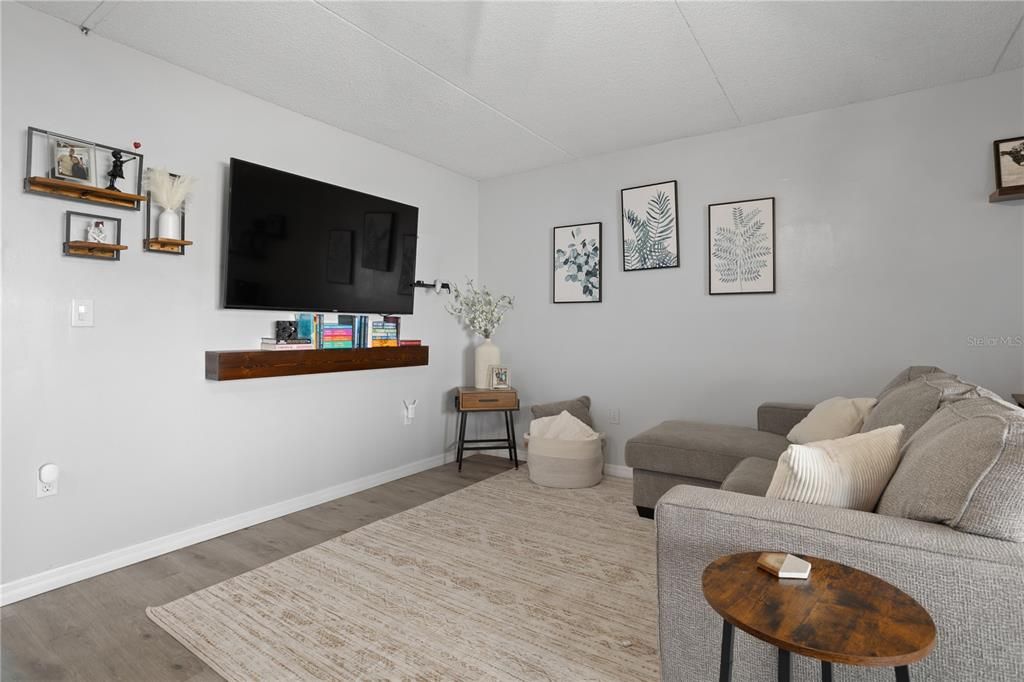 For Rent: $1,400 (1 beds, 1 baths, 781 Square Feet)