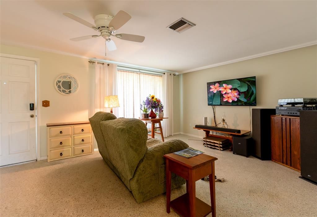 На продажу: $253,000 (2 спален, 2 ванн, 1366 Квадратных фут)
