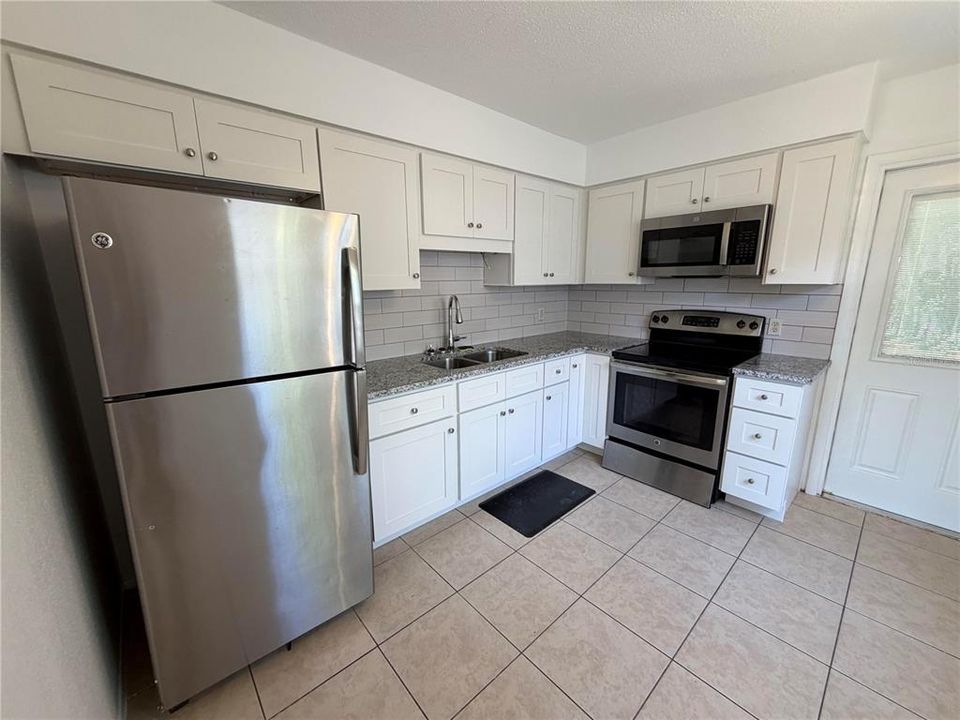 For Rent: $1,250 (2 beds, 1 baths, 800 Square Feet)