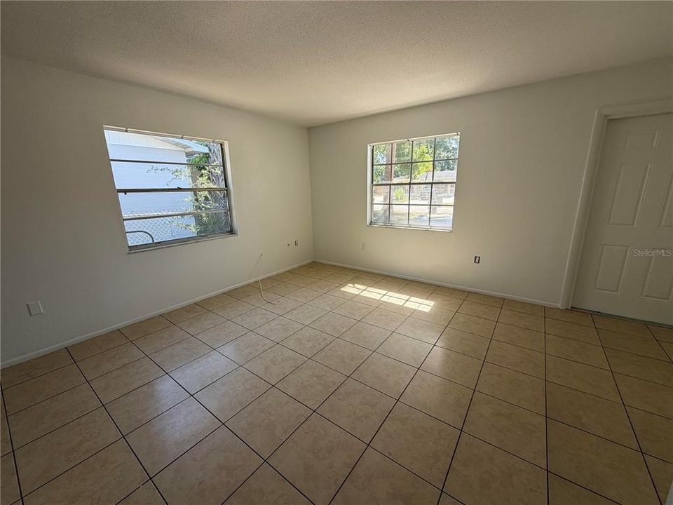 For Rent: $1,250 (2 beds, 1 baths, 800 Square Feet)