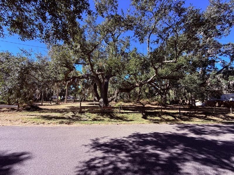 На продажу: $60,000 (0.17 acres)