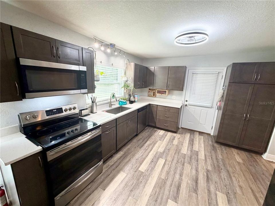 For Sale: $270,000 (3 beds, 2 baths, 1357 Square Feet)