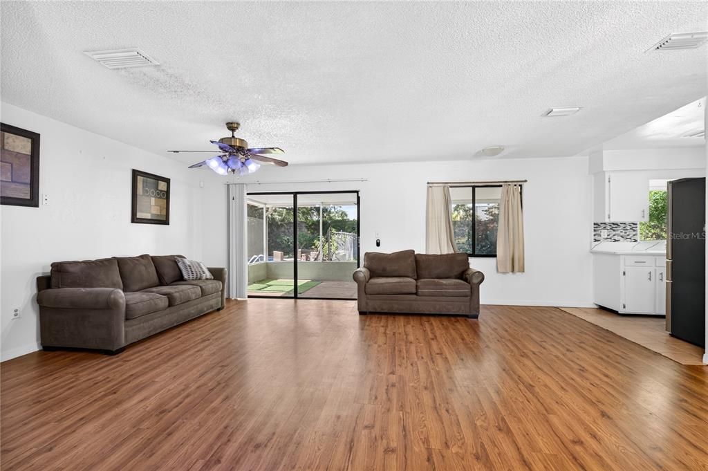 Active With Contract: $299,000 (3 beds, 2 baths, 1495 Square Feet)