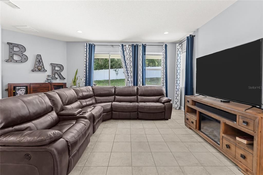 For Sale: $385,000 (4 beds, 2 baths, 1972 Square Feet)