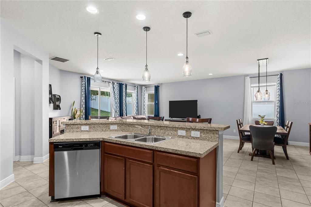 For Sale: $385,000 (4 beds, 2 baths, 1972 Square Feet)
