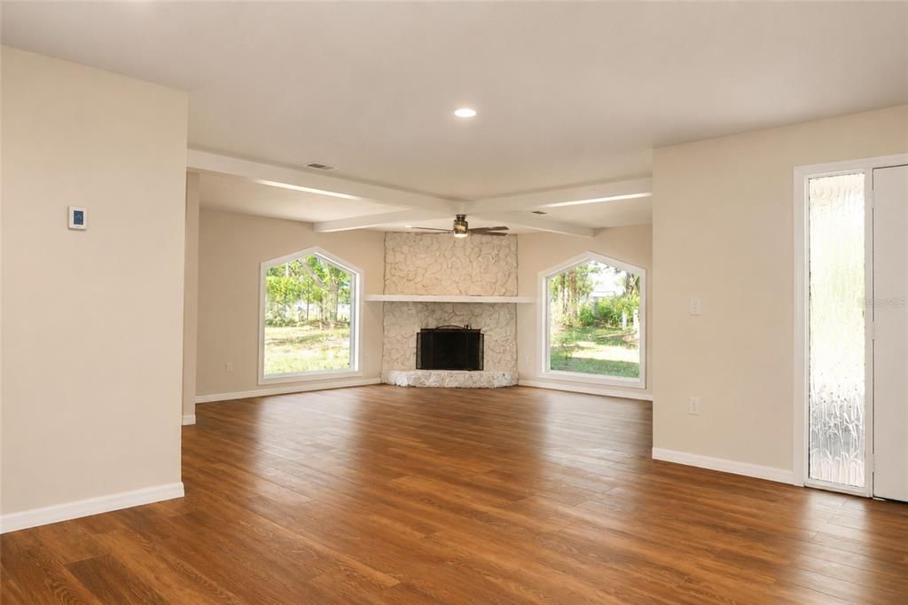Active With Contract: $419,900 (4 beds, 4 baths, 3190 Square Feet)