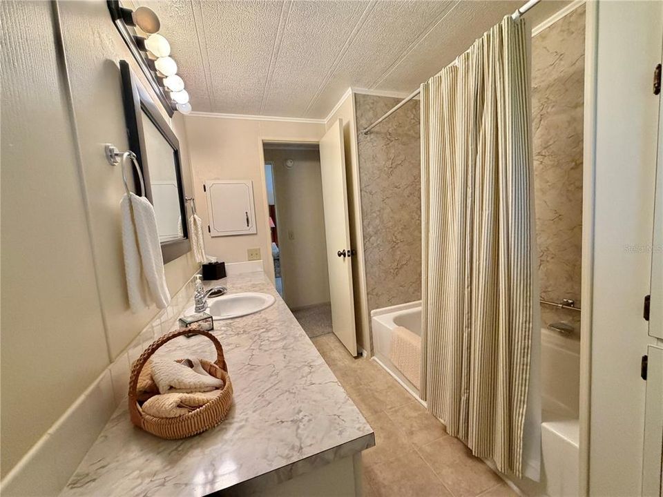 На продажу: $119,000 (2 спален, 2 ванн, 984 Квадратных фут)