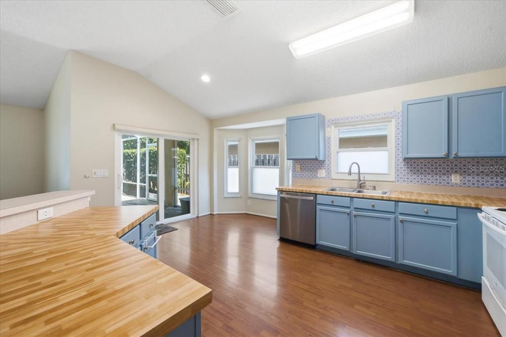 Active With Contract: $419,000 (3 beds, 2 baths, 1605 Square Feet)