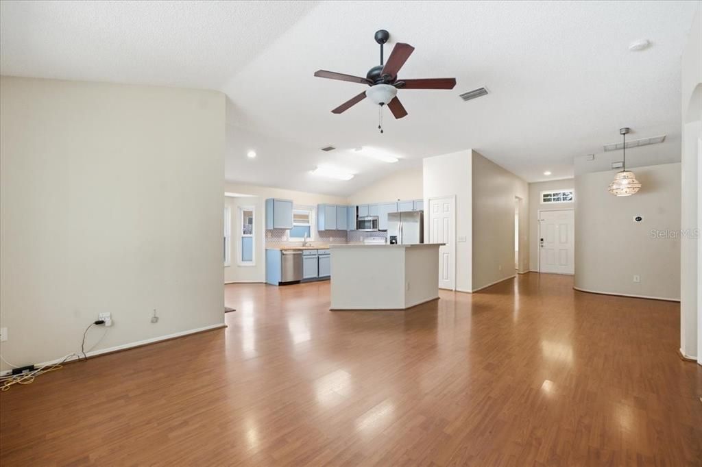 Active With Contract: $419,000 (3 beds, 2 baths, 1605 Square Feet)