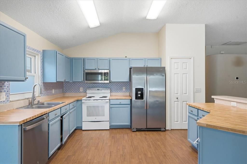 Active With Contract: $419,000 (3 beds, 2 baths, 1605 Square Feet)