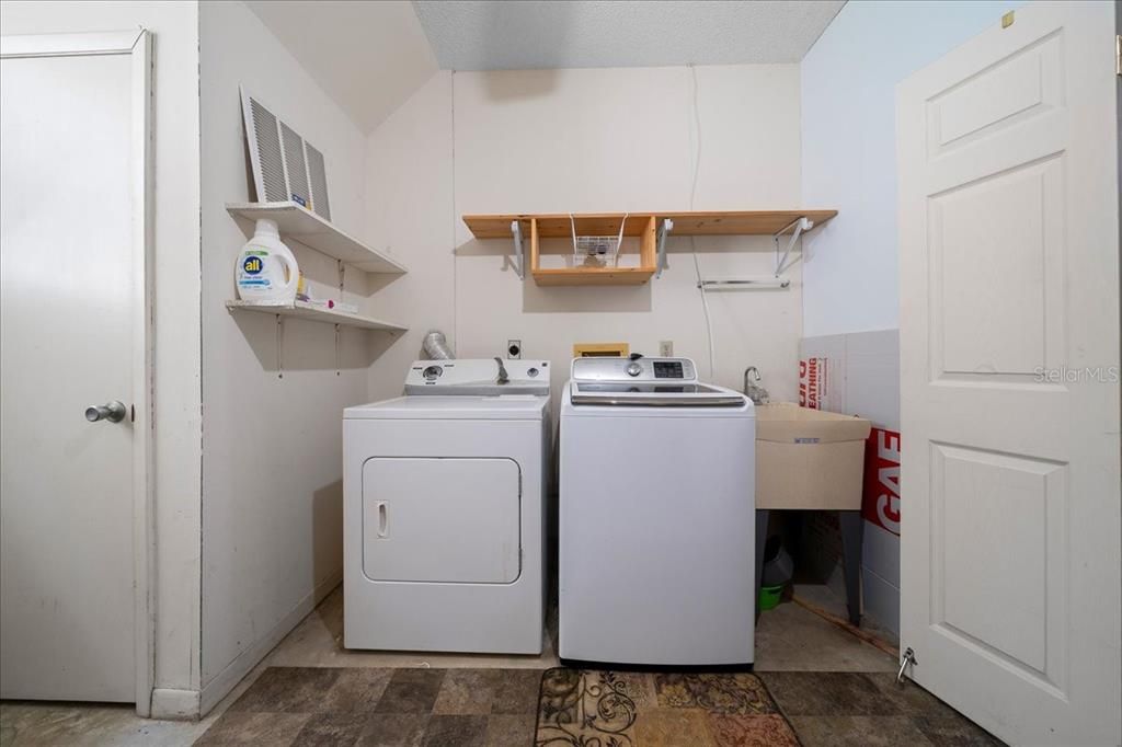 На продажу: $149,999 (2 спален, 2 ванн, 1369 Квадратных фут)