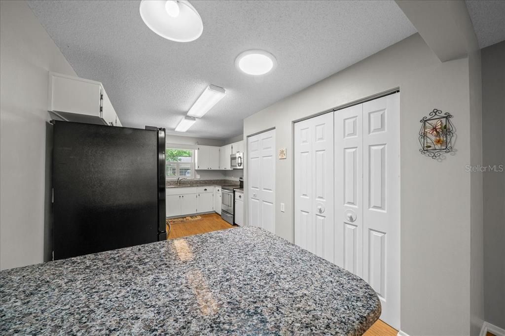 На продажу: $149,999 (2 спален, 2 ванн, 1369 Квадратных фут)